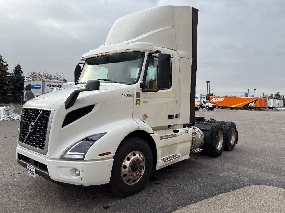 Day Cab Tractor-Heavy Duty Tractors-Volvo-2020-VNR64300-Mississauga-ON-707,044\n\t\tkm-$ 54,250 - Image 3