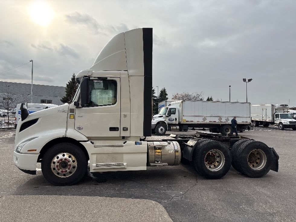 Day Cab Tractor-Heavy Duty Tractors-Volvo-2020-VNR64300-Mississauga-ON-707,044\n\t\tkm-$ 54,250 - Image 4