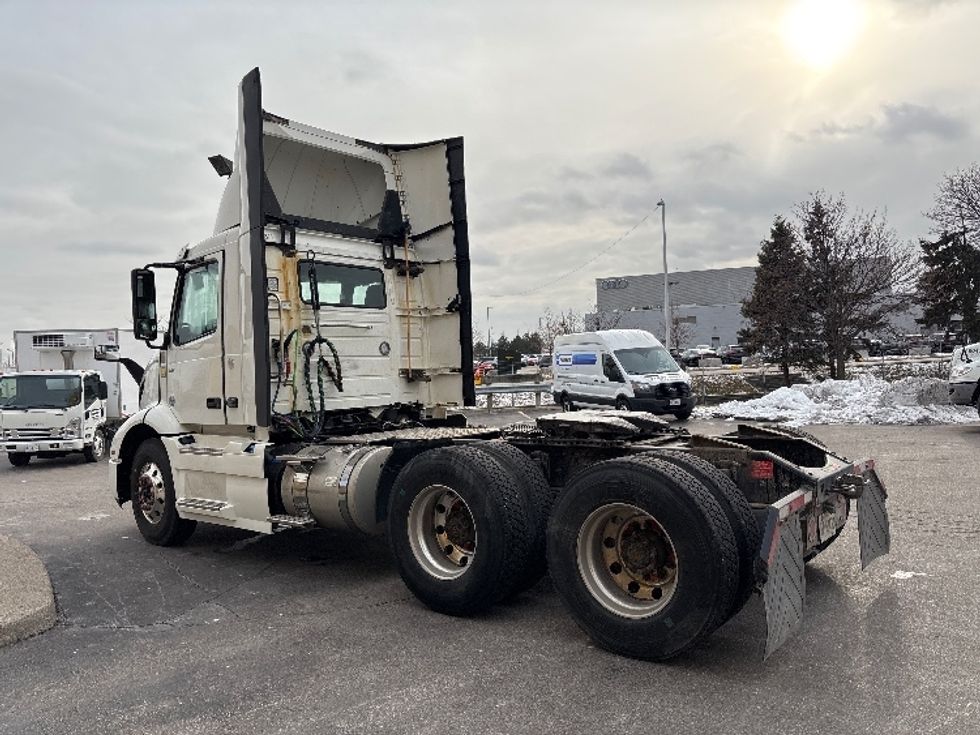 Day Cab Tractor-Heavy Duty Tractors-Volvo-2020-VNR64300-Mississauga-ON-707,044\n\t\tkm-$ 54,250 - Image 5