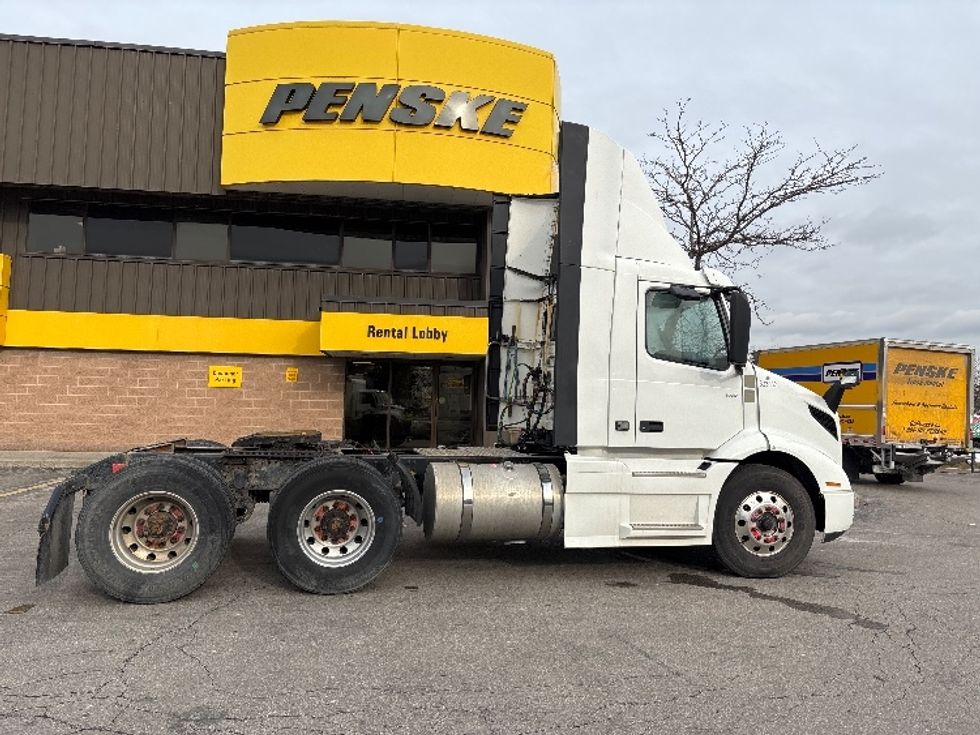 Day Cab Tractor-Heavy Duty Tractors-Volvo-2020-VNR64300-Mississauga-ON-707,044\n\t\tkm-$ 54,250 - Image 8