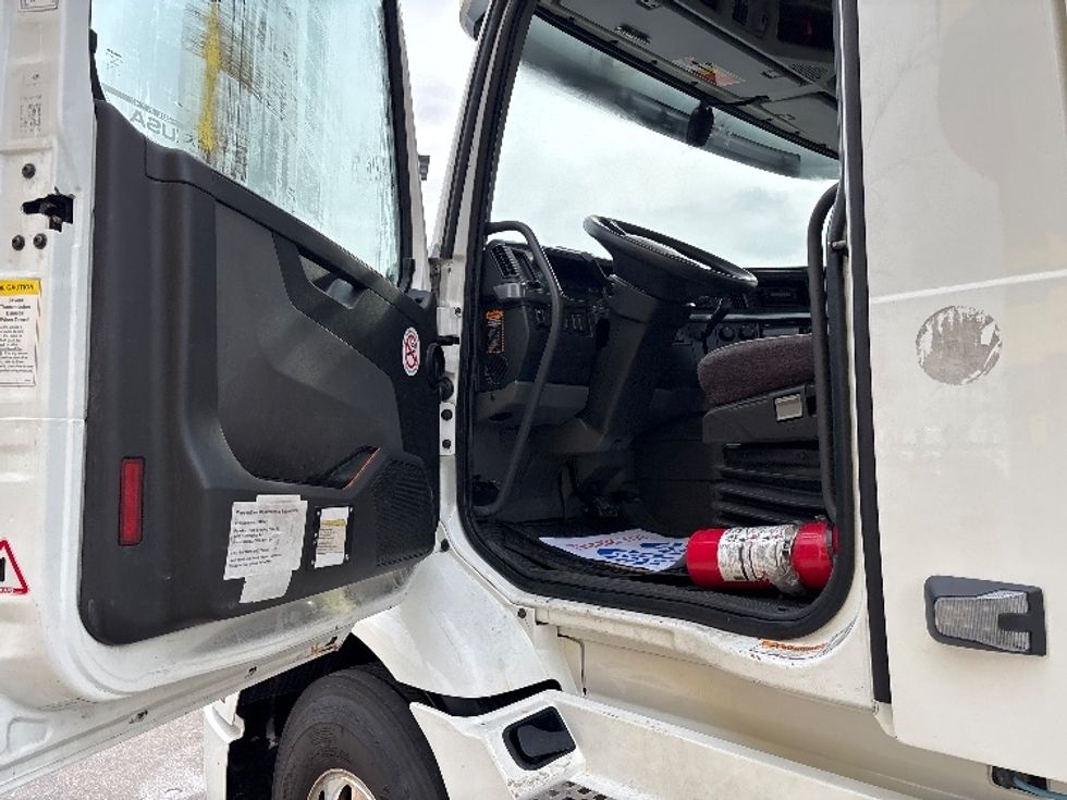 Day Cab Tractor-Heavy Duty Tractors-Volvo-2020-VNR64300-Mississauga-ON-707,044\n\t\tkm-$ 54,250 - Image 9