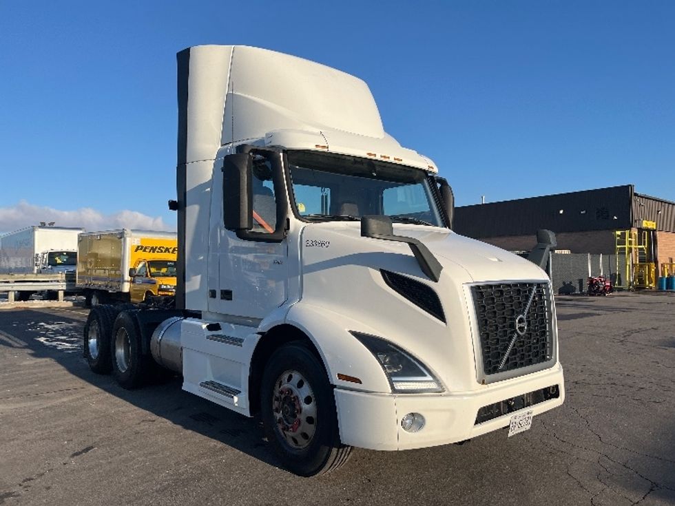 Day Cab Tractor-Heavy Duty Tractors-Volvo-2020-VNR64300-Mississauga-ON-714,523\n\t\tkm-$ 53,750 - Image 1