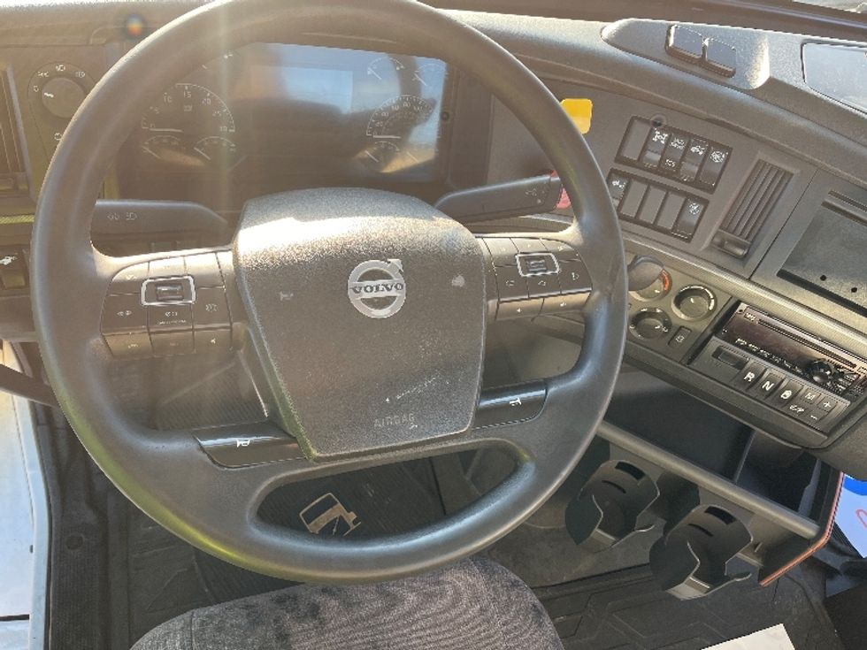 Day Cab Tractor-Heavy Duty Tractors-Volvo-2020-VNR64300-Mississauga-ON-714,523\n\t\tkm-$ 53,750 - Image 11