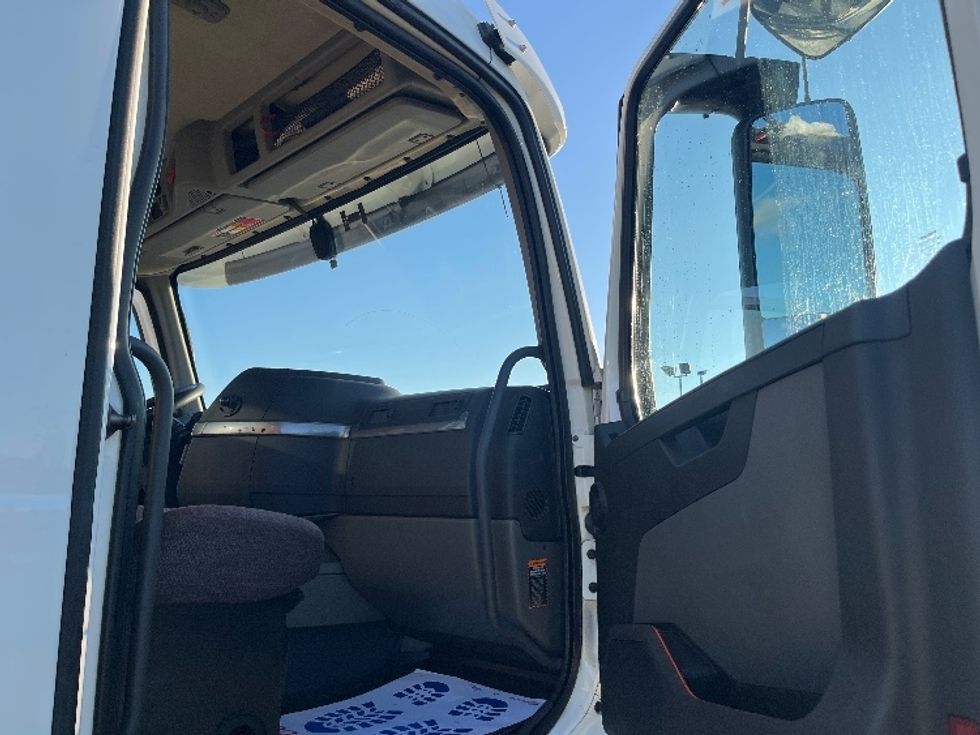 Day Cab Tractor-Heavy Duty Tractors-Volvo-2020-VNR64300-Mississauga-ON-714,523\n\t\tkm-$ 53,750 - Image 12
