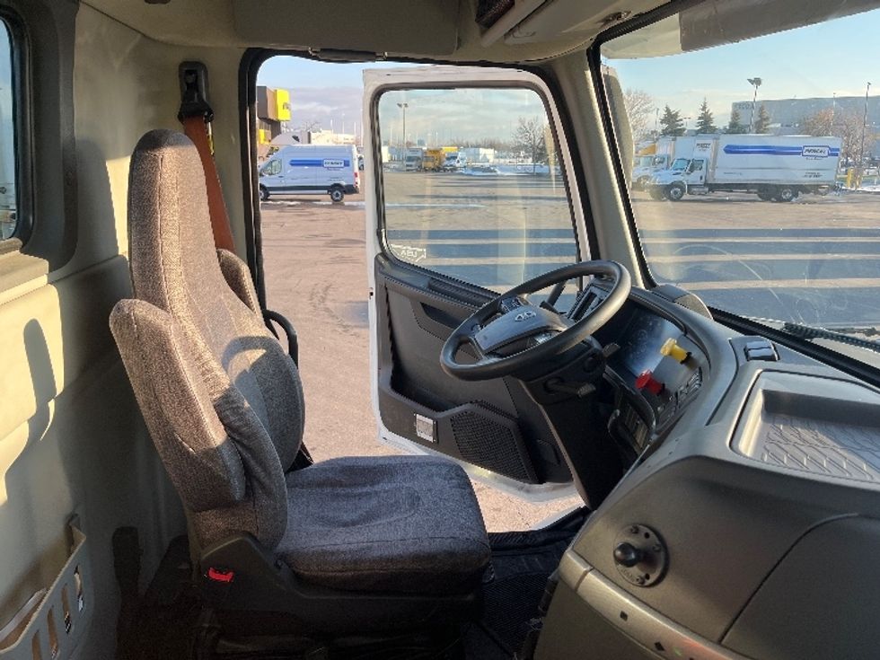 Day Cab Tractor-Heavy Duty Tractors-Volvo-2020-VNR64300-Mississauga-ON-714,523\n\t\tkm-$ 53,750 - Image 13