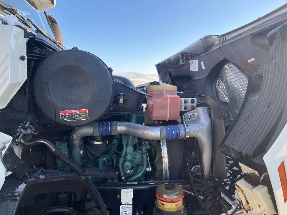 Day Cab Tractor-Heavy Duty Tractors-Volvo-2020-VNR64300-Mississauga-ON-714,523\n\t\tkm-$ 53,750 - Image 14