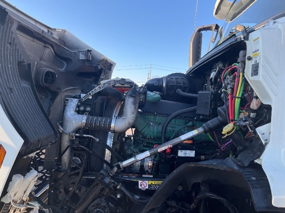 Day Cab Tractor-Heavy Duty Tractors-Volvo-2020-VNR64300-Mississauga-ON-714,523\n\t\tkm-$ 53,750 - Image 15