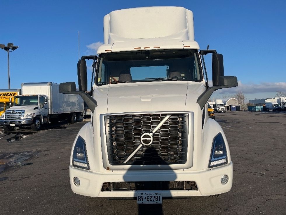 Day Cab Tractor-Heavy Duty Tractors-Volvo-2020-VNR64300-Mississauga-ON-714,523\n\t\tkm-$ 53,750 - Image 2
