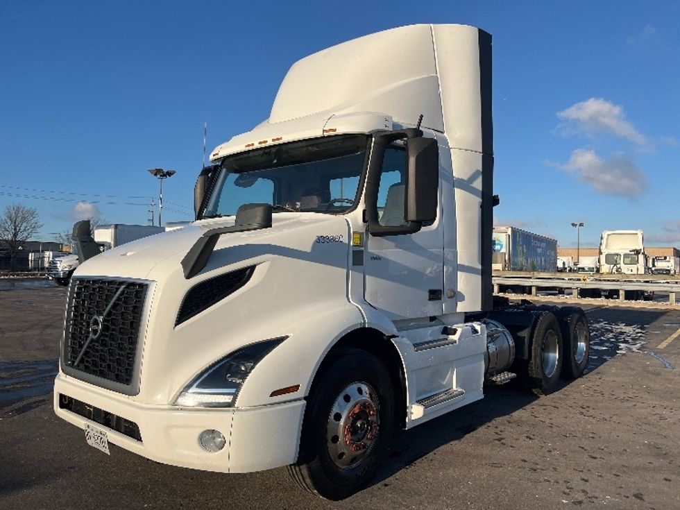 Day Cab Tractor-Heavy Duty Tractors-Volvo-2020-VNR64300-Mississauga-ON-714,523\n\t\tkm-$ 53,750 - Image 3