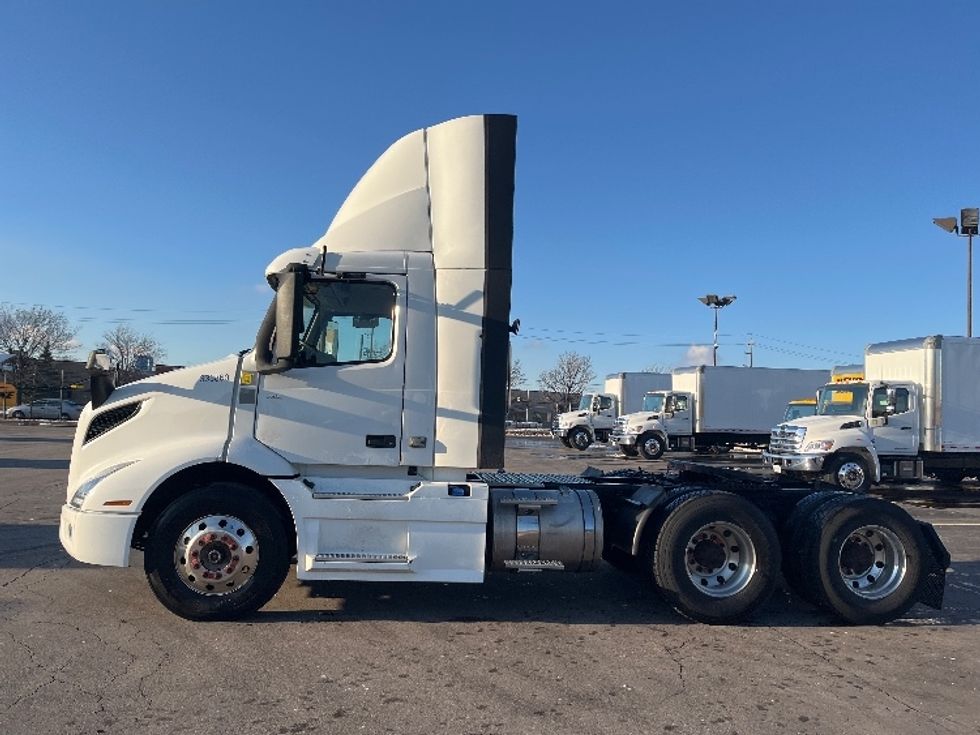 Day Cab Tractor-Heavy Duty Tractors-Volvo-2020-VNR64300-Mississauga-ON-714,523\n\t\tkm-$ 53,750 - Image 4