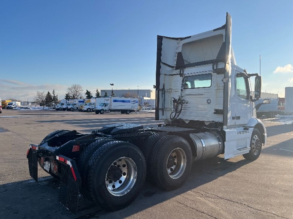 Day Cab Tractor-Heavy Duty Tractors-Volvo-2020-VNR64300-Mississauga-ON-714,523\n\t\tkm-$ 53,750 - Image 7