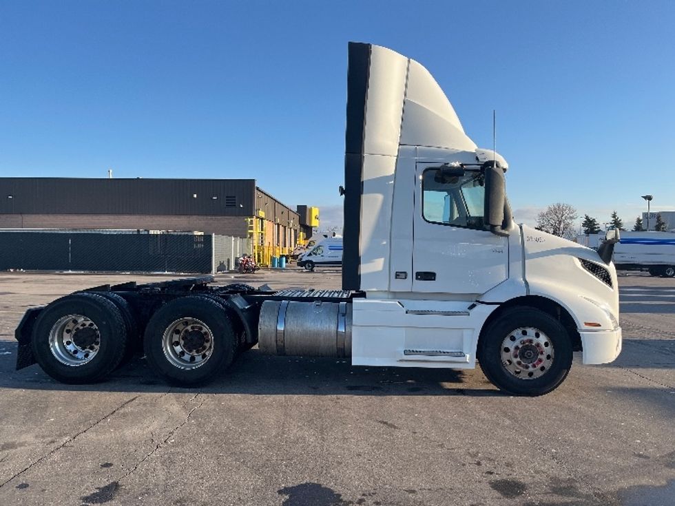 Day Cab Tractor-Heavy Duty Tractors-Volvo-2020-VNR64300-Mississauga-ON-714,523\n\t\tkm-$ 53,750 - Image 8