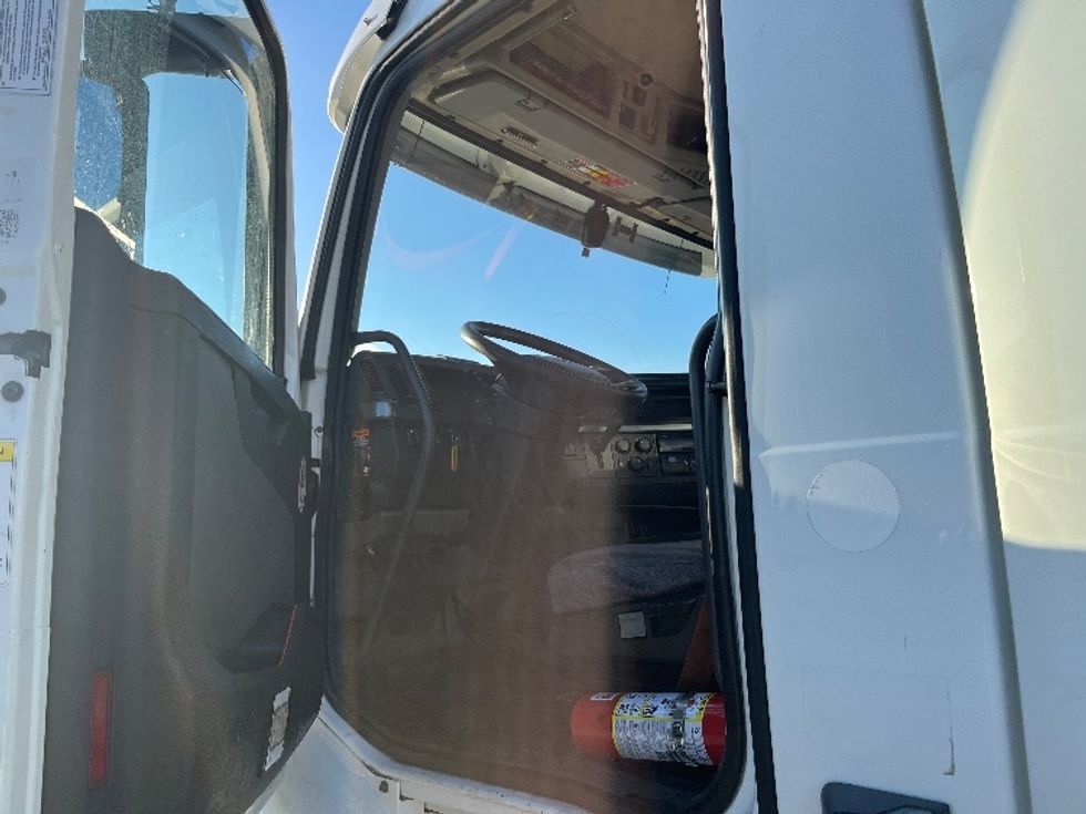 Day Cab Tractor-Heavy Duty Tractors-Volvo-2020-VNR64300-Mississauga-ON-714,523\n\t\tkm-$ 53,750 - Image 9