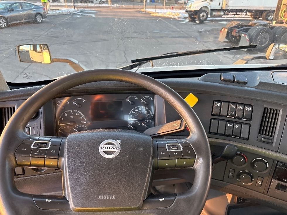 Day Cab Tractor-Heavy Duty Tractors-Volvo-2020-VNR64300-Mississauga-ON-721,156\n\t\tkm-$ 53,250 - Image 10