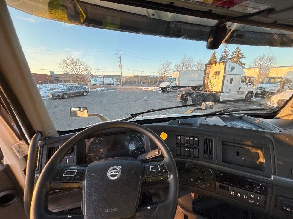 Day Cab Tractor-Heavy Duty Tractors-Volvo-2020-VNR64300-Mississauga-ON-721,156\n\t\tkm-$ 53,250 - Image 11