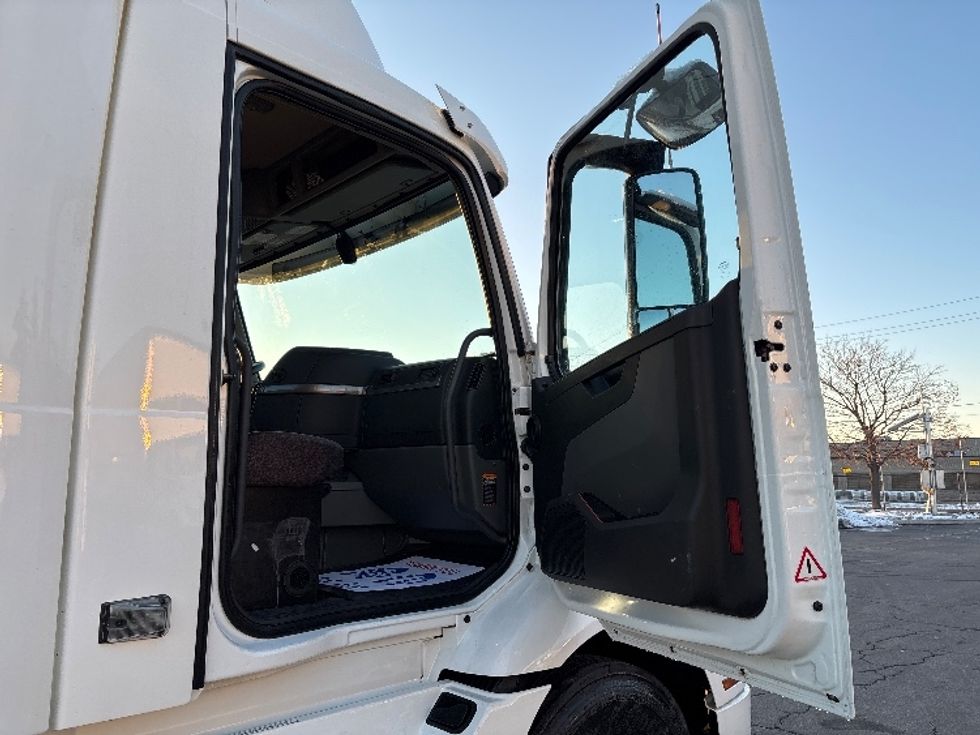 Day Cab Tractor-Heavy Duty Tractors-Volvo-2020-VNR64300-Mississauga-ON-721,156\n\t\tkm-$ 53,250 - Image 12