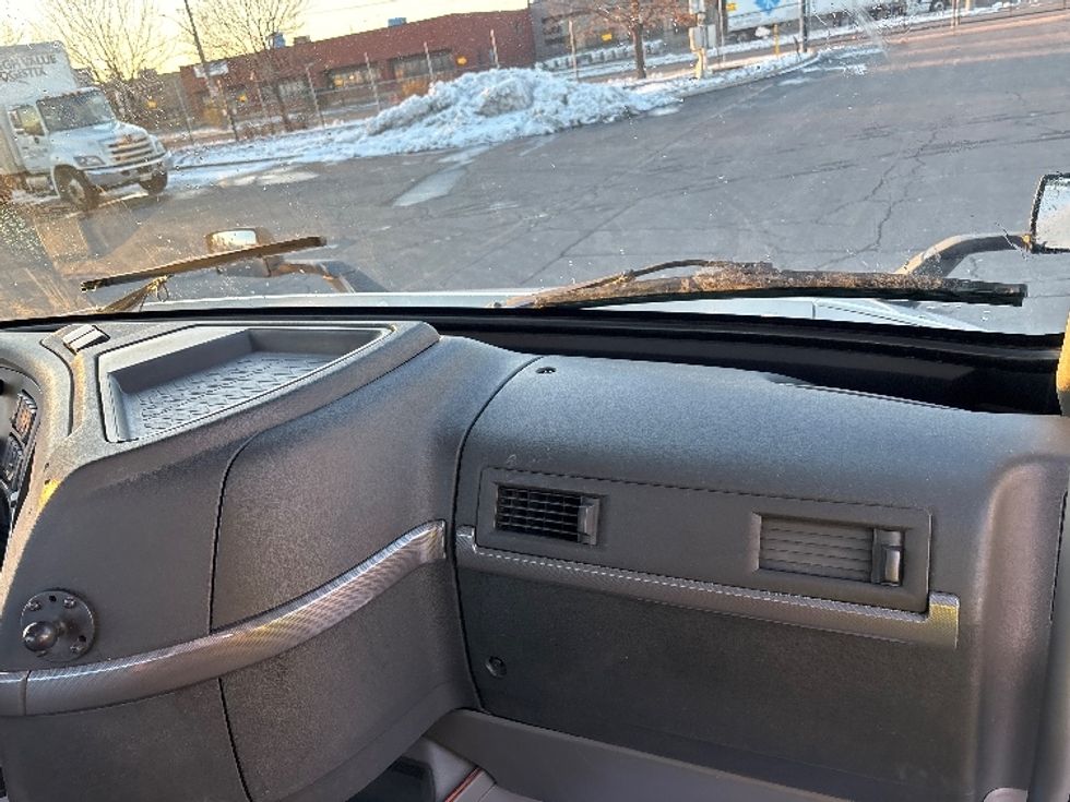 Day Cab Tractor-Heavy Duty Tractors-Volvo-2020-VNR64300-Mississauga-ON-721,156\n\t\tkm-$ 53,250 - Image 13