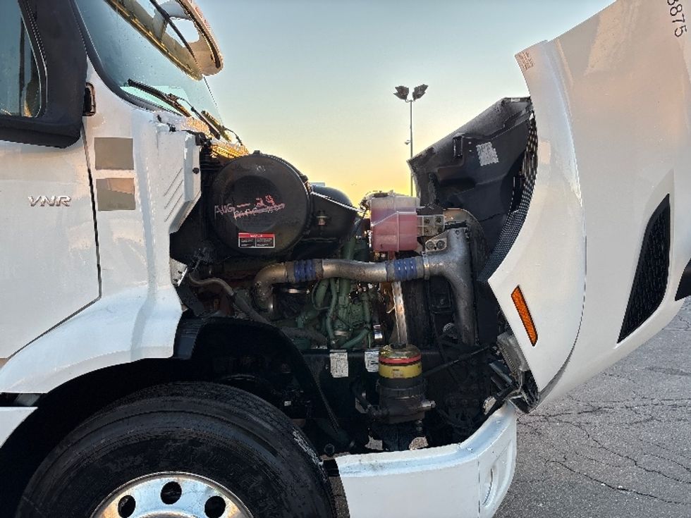 Day Cab Tractor-Heavy Duty Tractors-Volvo-2020-VNR64300-Mississauga-ON-721,156\n\t\tkm-$ 53,250 - Image 15