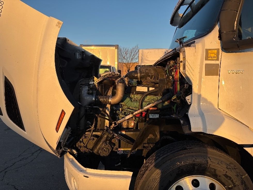 Day Cab Tractor-Heavy Duty Tractors-Volvo-2020-VNR64300-Mississauga-ON-721,156\n\t\tkm-$ 53,250 - Image 16