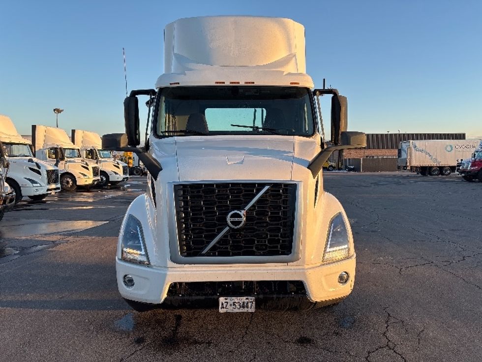 Day Cab Tractor-Heavy Duty Tractors-Volvo-2020-VNR64300-Mississauga-ON-721,156\n\t\tkm-$ 53,250 - Image 2