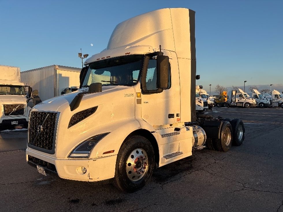 Day Cab Tractor-Heavy Duty Tractors-Volvo-2020-VNR64300-Mississauga-ON-721,156\n\t\tkm-$ 53,250 - Image 3