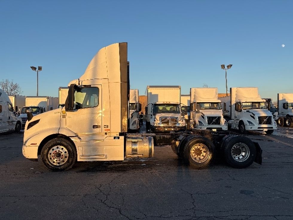 Day Cab Tractor-Heavy Duty Tractors-Volvo-2020-VNR64300-Mississauga-ON-721,156\n\t\tkm-$ 53,250 - Image 4