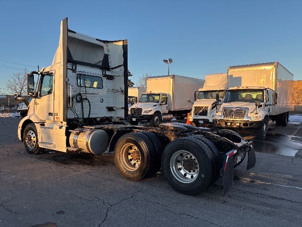 Day Cab Tractor-Heavy Duty Tractors-Volvo-2020-VNR64300-Mississauga-ON-721,156\n\t\tkm-$ 53,250 - Image 5
