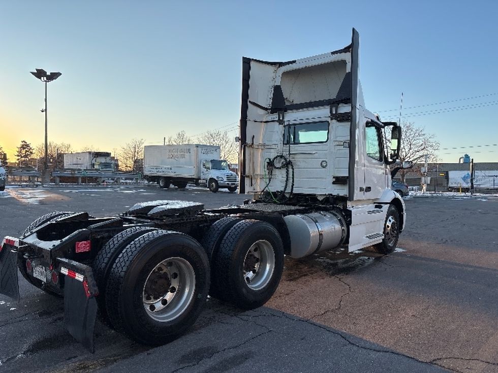 Day Cab Tractor-Heavy Duty Tractors-Volvo-2020-VNR64300-Mississauga-ON-721,156\n\t\tkm-$ 53,250 - Image 7