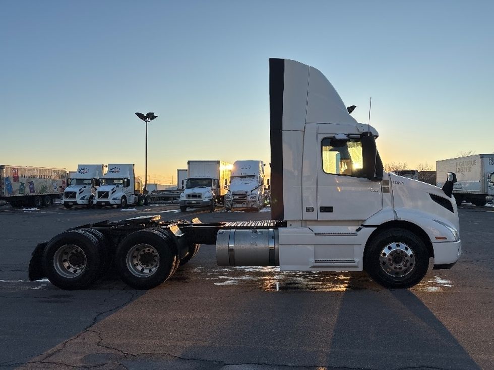Day Cab Tractor-Heavy Duty Tractors-Volvo-2020-VNR64300-Mississauga-ON-721,156\n\t\tkm-$ 53,250 - Image 8
