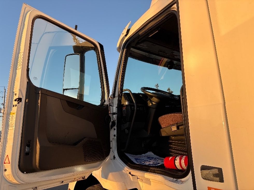 Day Cab Tractor-Heavy Duty Tractors-Volvo-2020-VNR64300-Mississauga-ON-721,156\n\t\tkm-$ 53,250 - Image 9