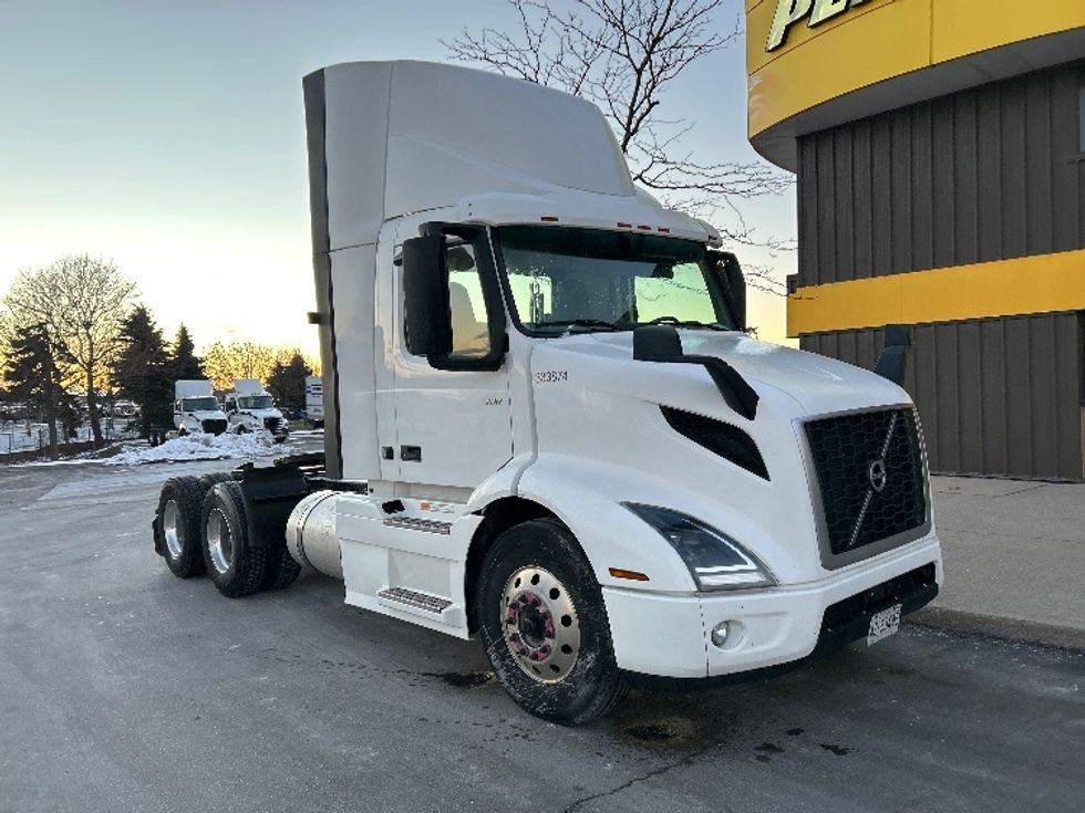 Day Cab Tractor-Heavy Duty Tractors-Volvo-2020-VNR64300-Mississauga-ON-889,679\n\t\tkm-$ 40,750 - Image 1