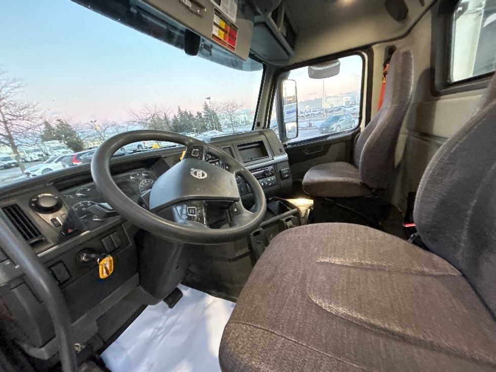 Day Cab Tractor-Heavy Duty Tractors-Volvo-2020-VNR64300-Mississauga-ON-889,679\n\t\tkm-$ 40,750 - Image 10