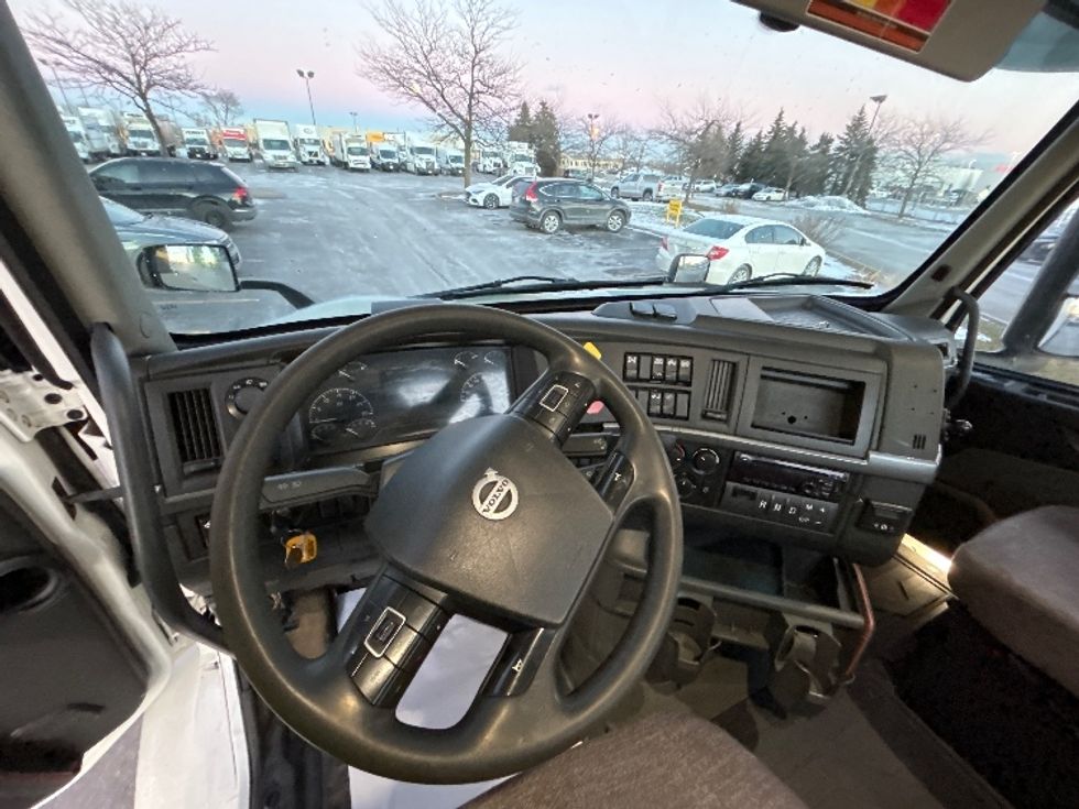 Day Cab Tractor-Heavy Duty Tractors-Volvo-2020-VNR64300-Mississauga-ON-889,679\n\t\tkm-$ 40,750 - Image 11