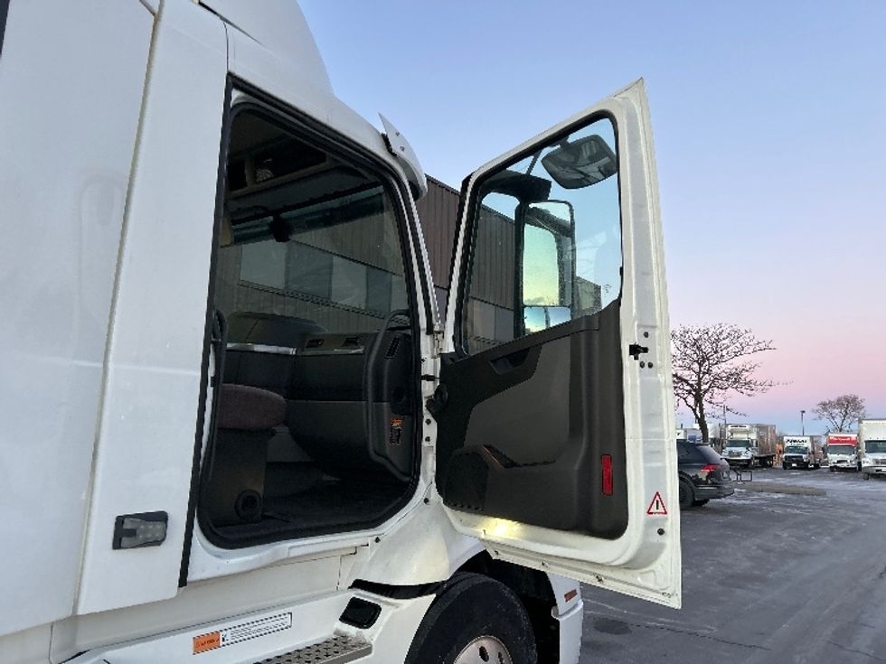 Day Cab Tractor-Heavy Duty Tractors-Volvo-2020-VNR64300-Mississauga-ON-889,679\n\t\tkm-$ 40,750 - Image 12