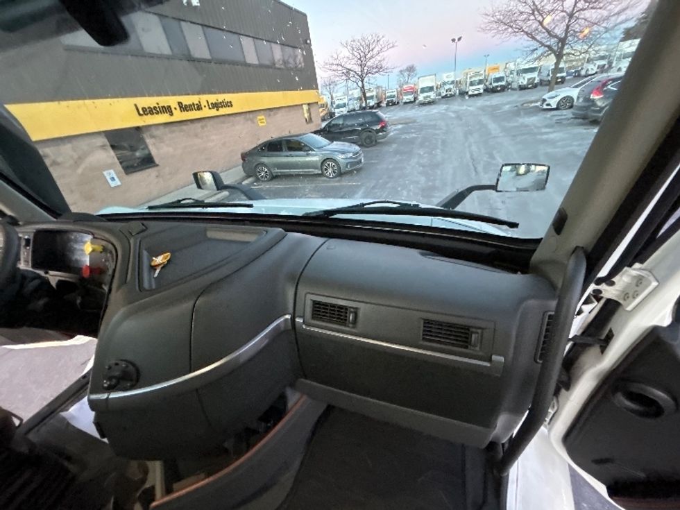 Day Cab Tractor-Heavy Duty Tractors-Volvo-2020-VNR64300-Mississauga-ON-889,679\n\t\tkm-$ 40,750 - Image 13
