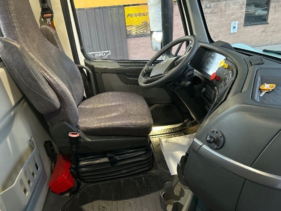 Day Cab Tractor-Heavy Duty Tractors-Volvo-2020-VNR64300-Mississauga-ON-889,679\n\t\tkm-$ 40,750 - Image 14