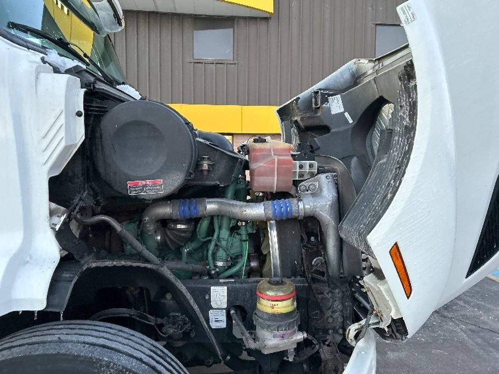 Day Cab Tractor-Heavy Duty Tractors-Volvo-2020-VNR64300-Mississauga-ON-889,679\n\t\tkm-$ 40,750 - Image 15