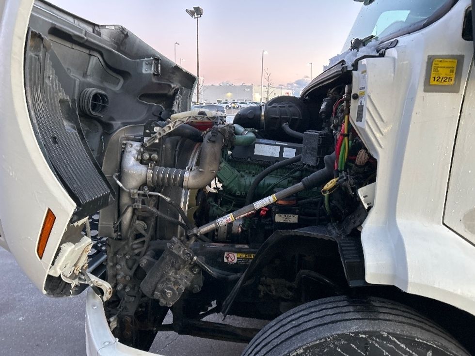 Day Cab Tractor-Heavy Duty Tractors-Volvo-2020-VNR64300-Mississauga-ON-889,679\n\t\tkm-$ 40,750 - Image 16