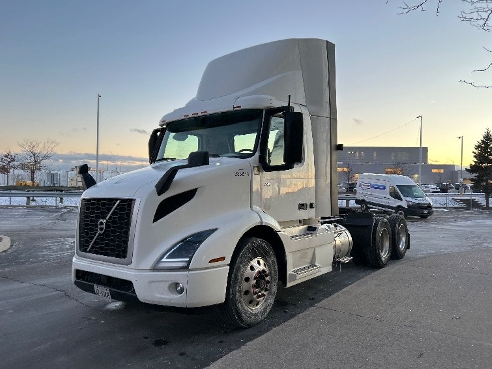 Day Cab Tractor-Heavy Duty Tractors-Volvo-2020-VNR64300-Mississauga-ON-889,679\n\t\tkm-$ 40,750 - Image 3