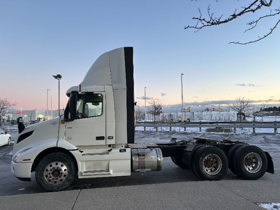 Day Cab Tractor-Heavy Duty Tractors-Volvo-2020-VNR64300-Mississauga-ON-889,679\n\t\tkm-$ 40,750 - Image 4