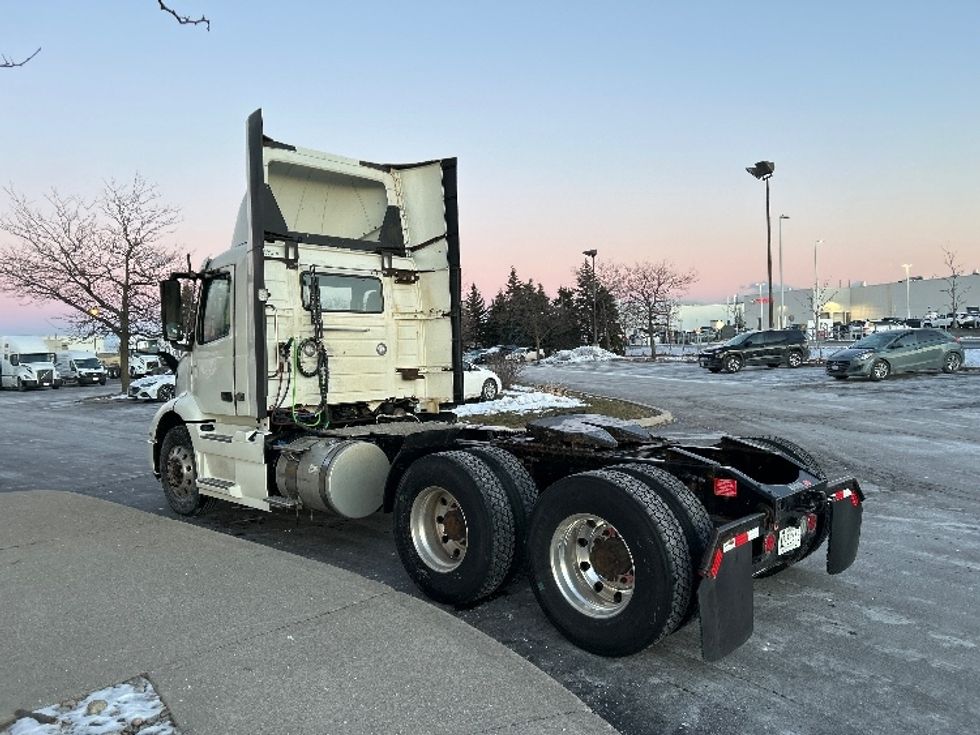 Day Cab Tractor-Heavy Duty Tractors-Volvo-2020-VNR64300-Mississauga-ON-889,679\n\t\tkm-$ 40,750 - Image 5