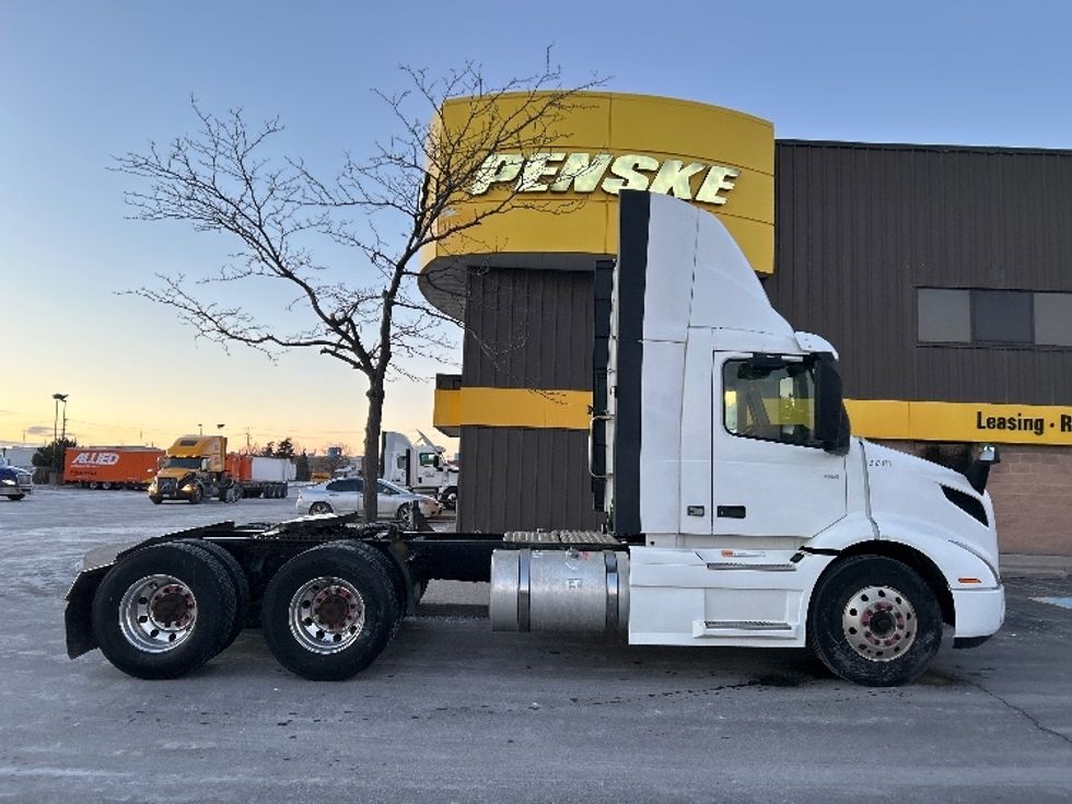 Day Cab Tractor-Heavy Duty Tractors-Volvo-2020-VNR64300-Mississauga-ON-889,679\n\t\tkm-$ 40,750 - Image 8