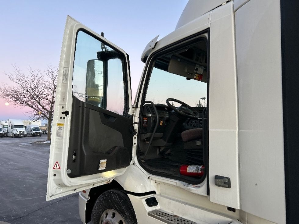 Day Cab Tractor-Heavy Duty Tractors-Volvo-2020-VNR64300-Mississauga-ON-889,679\n\t\tkm-$ 40,750 - Image 9