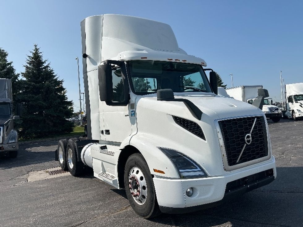 Day Cab Tractor-Heavy Duty Tractors-Volvo-2020-VNR64300-Mississauga-ON-989,422\n\t\tkm-$ 33,500 - Image 1