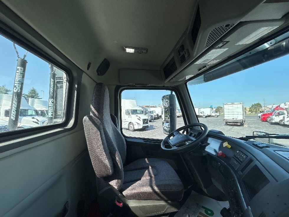 Day Cab Tractor-Heavy Duty Tractors-Volvo-2020-VNR64300-Mississauga-ON-989,422\n\t\tkm-$ 33,500 - Image 14