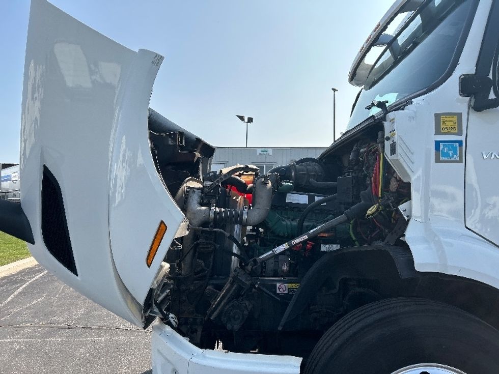 Day Cab Tractor-Heavy Duty Tractors-Volvo-2020-VNR64300-Mississauga-ON-989,422\n\t\tkm-$ 33,500 - Image 16