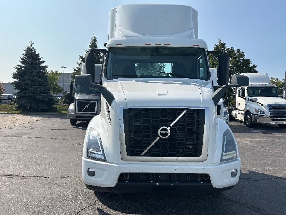 Day Cab Tractor-Heavy Duty Tractors-Volvo-2020-VNR64300-Mississauga-ON-989,422\n\t\tkm-$ 33,500 - Image 2