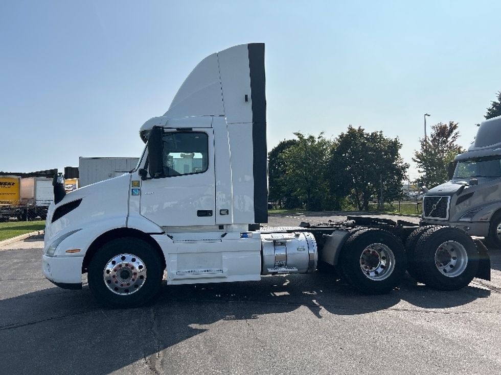 Day Cab Tractor-Heavy Duty Tractors-Volvo-2020-VNR64300-Mississauga-ON-989,422\n\t\tkm-$ 33,500 - Image 4