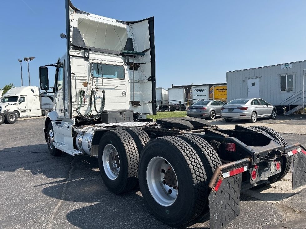 Day Cab Tractor-Heavy Duty Tractors-Volvo-2020-VNR64300-Mississauga-ON-989,422\n\t\tkm-$ 33,500 - Image 5