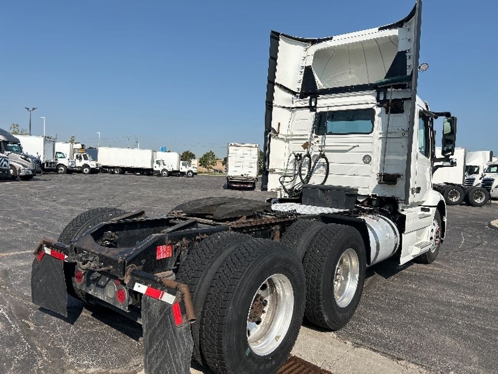 Day Cab Tractor-Heavy Duty Tractors-Volvo-2020-VNR64300-Mississauga-ON-989,422\n\t\tkm-$ 33,500 - Image 7